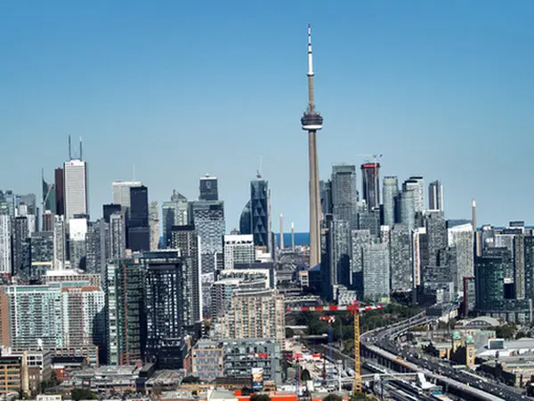 Toronto skyline featuring the CN Tower, representing local roofing services and choosing the right Toronto roofing company.